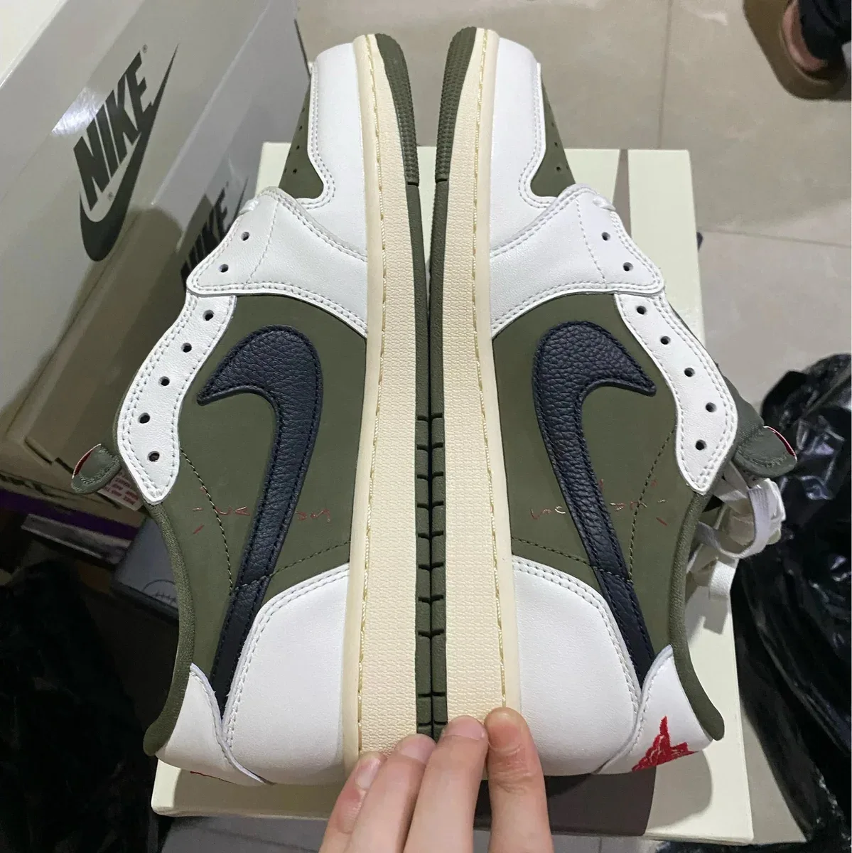 Nike Nike Air Jordan 1 Green Olive Sail Sneakers Green - 1