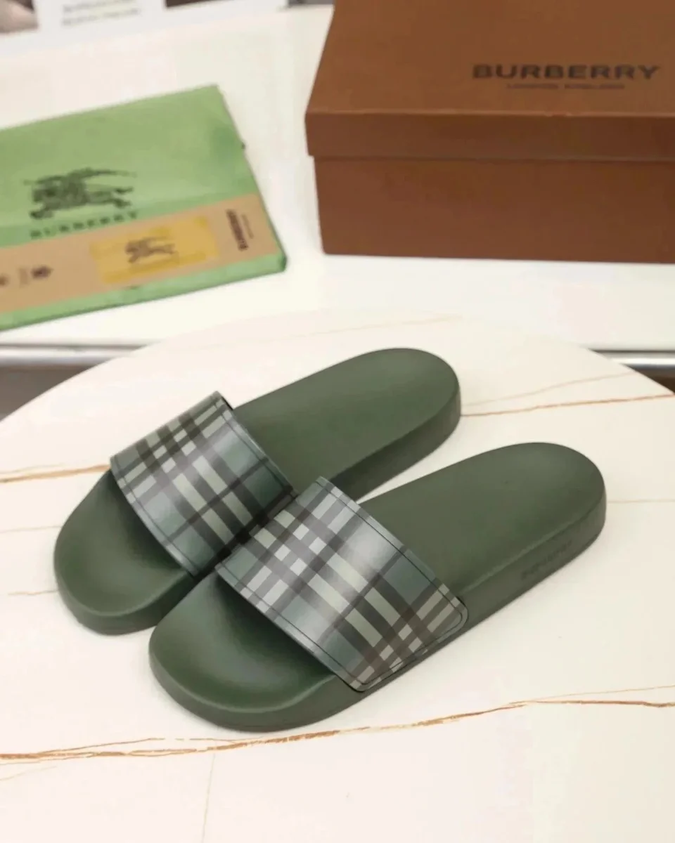 Burberry Burberry Vintage Check Rubber Slides Olive Green Sandals Green - 1