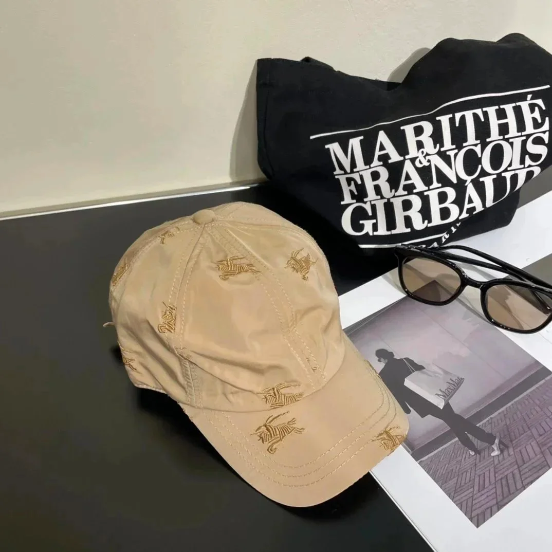 Burberry Burberry Knight 38-02 Beige Gold Embroidery Cap Beige