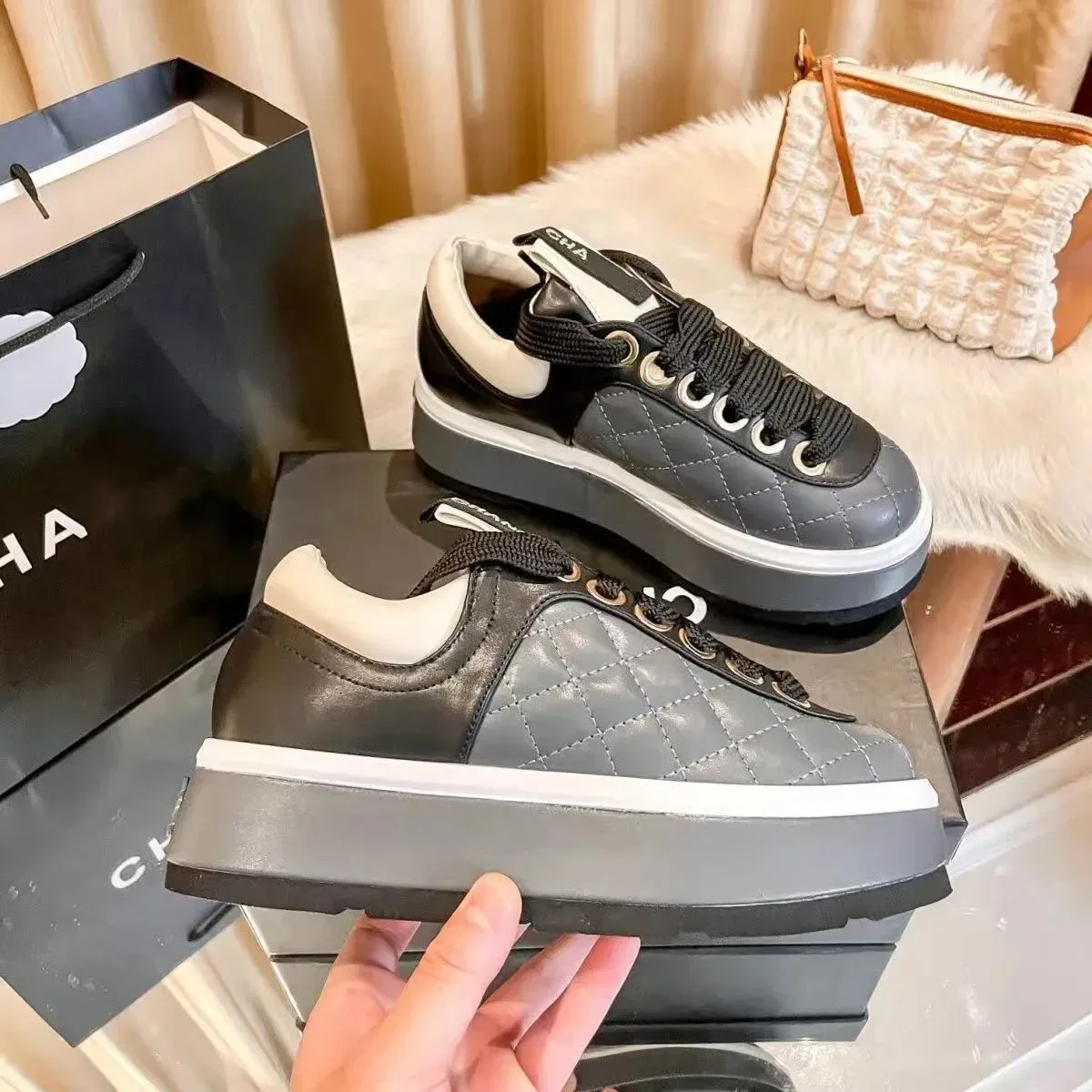 Chanel حذاء رياضي كلاسيكي باللونين الأسود والأبيض
