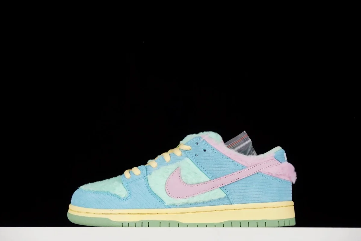 Nike Nike Dunk Low Pastel Furry Sneakers Blue - 1