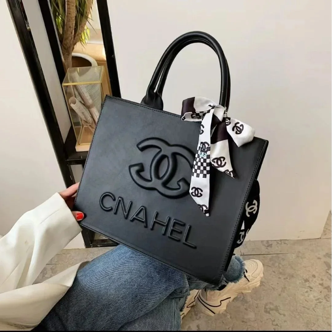 Chanel Černá taška CNAHEL se šátkem