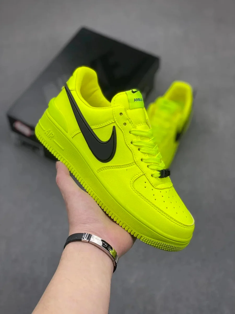 Nike Nike Air Force 1 Triple Yellow Black Sneakers Yellow - 1