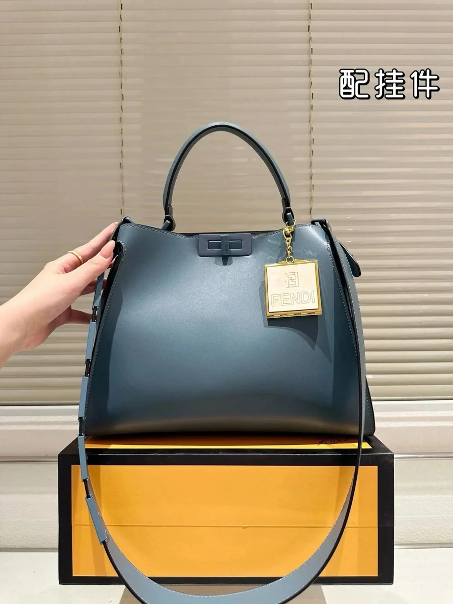 Fendi Fendi Peekaboo Blue Leather Handbag Blue - 1