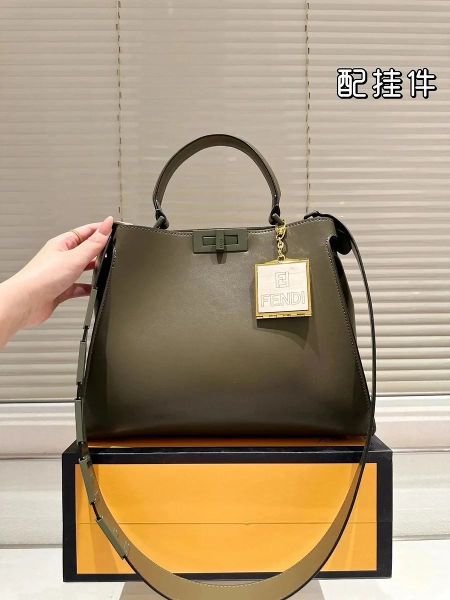 Fendi Fendi Peekaboo Olive Green Handbag Green - 1