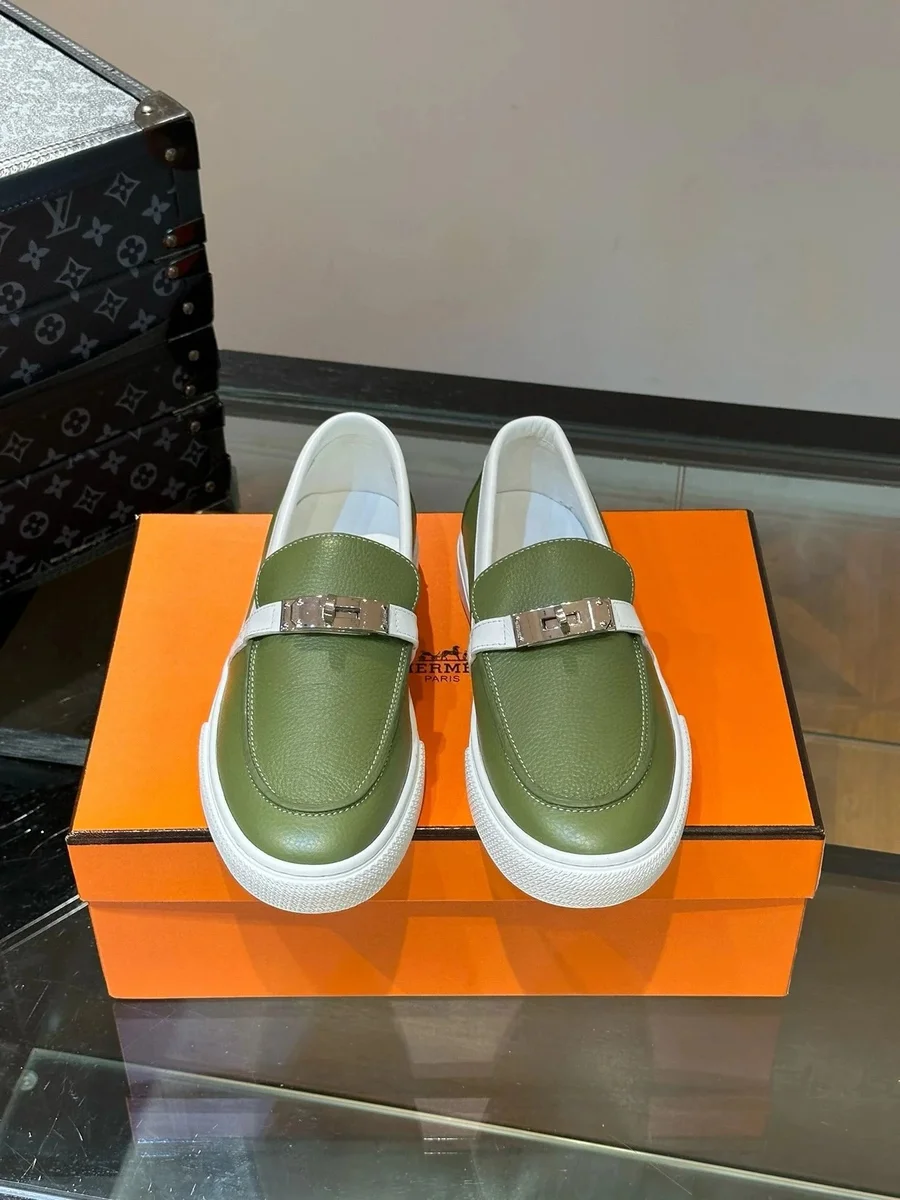 Hermès Olivgrüne und weiße Leder-Loafer