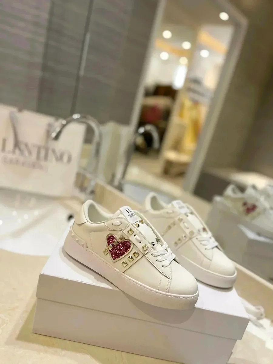 Valentino Valentino Rockstud Garavani White Heart Sneakers White - 1
