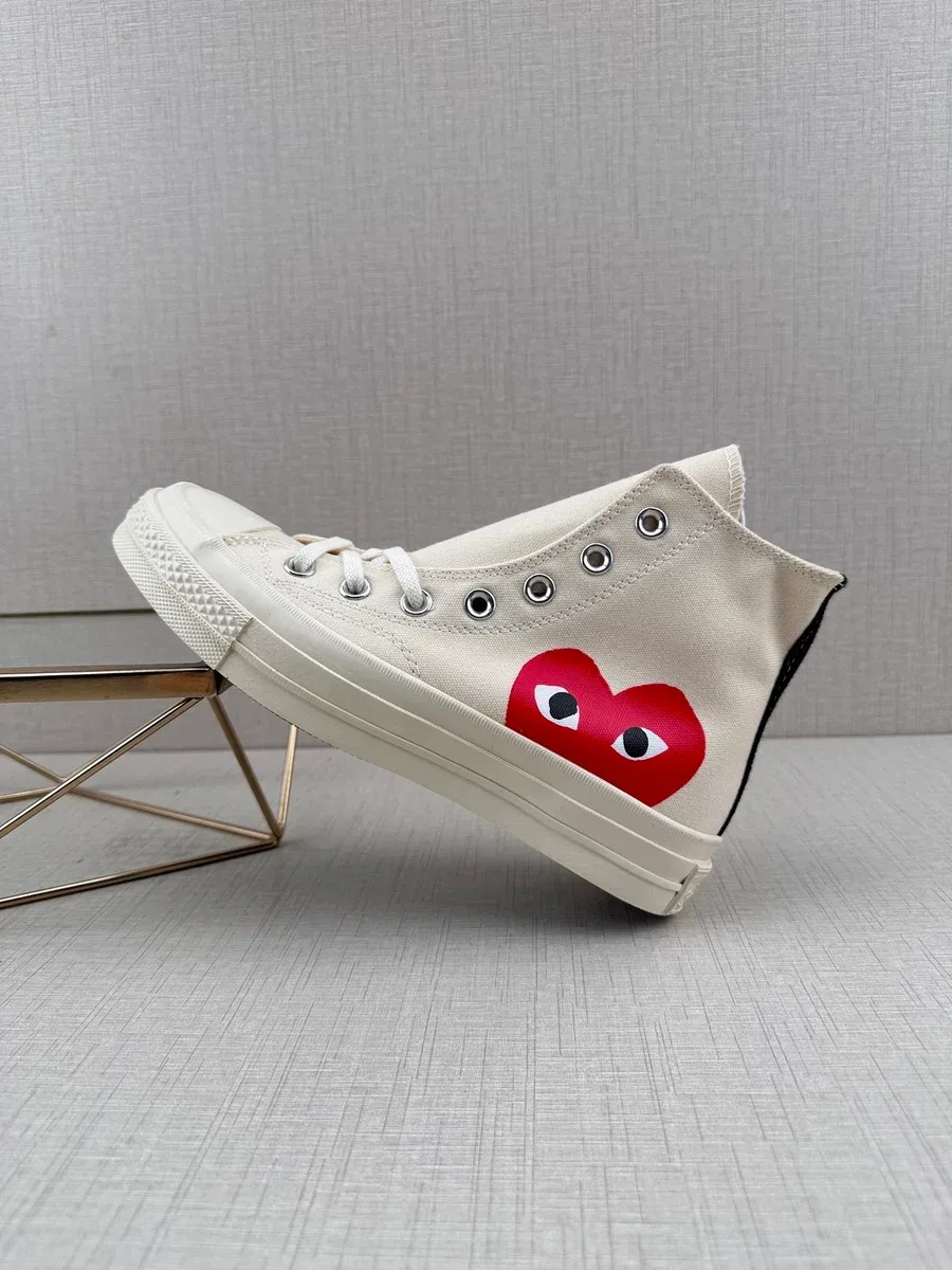 Comme des Garçons Comme des Garçons Play Chuck Taylor Cream Heart Sneakers Cream - 1