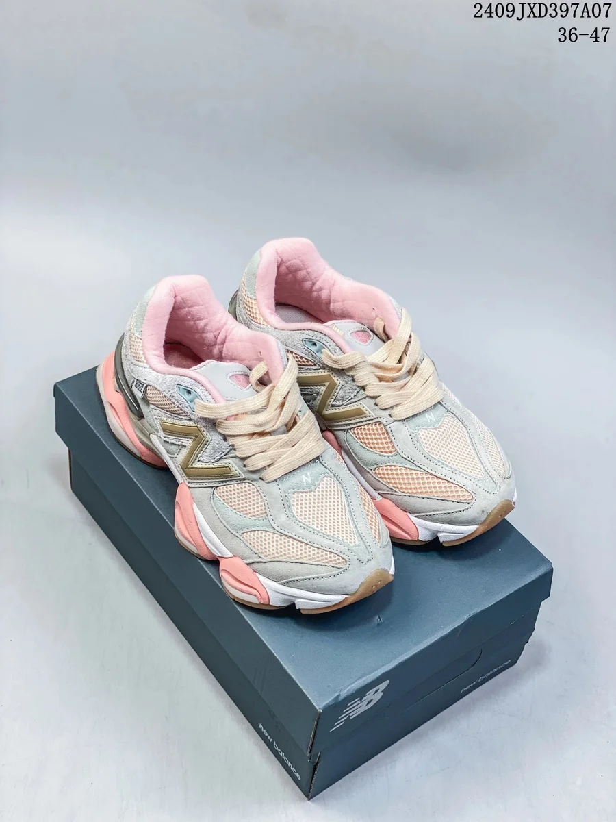 New Balance 900 'Pink Glow' Sneakers