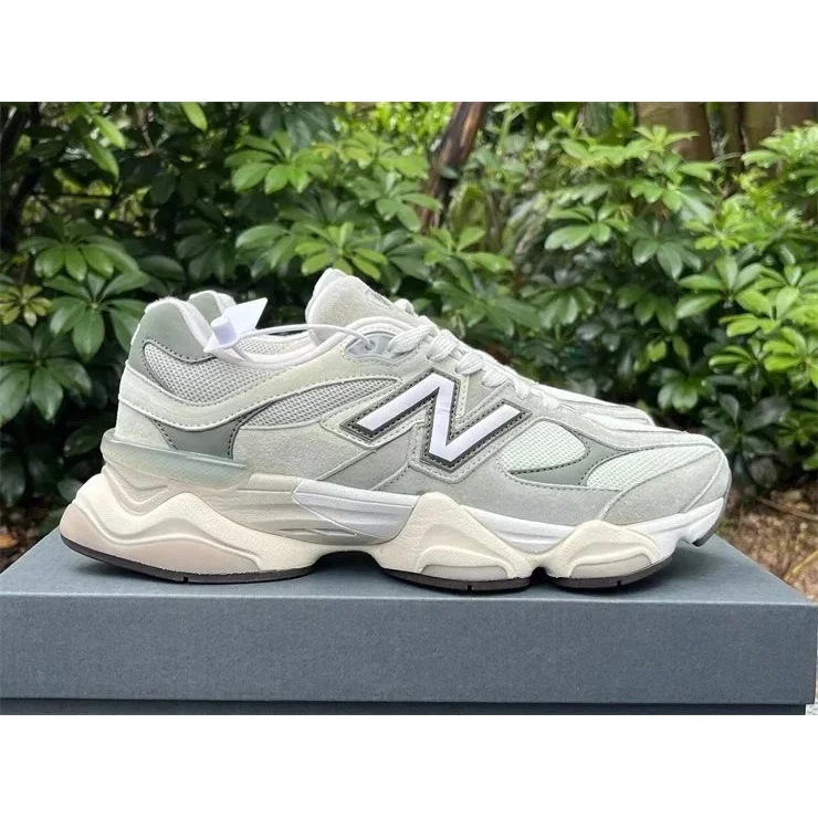 New Balance 900 Light Grey Sneakers