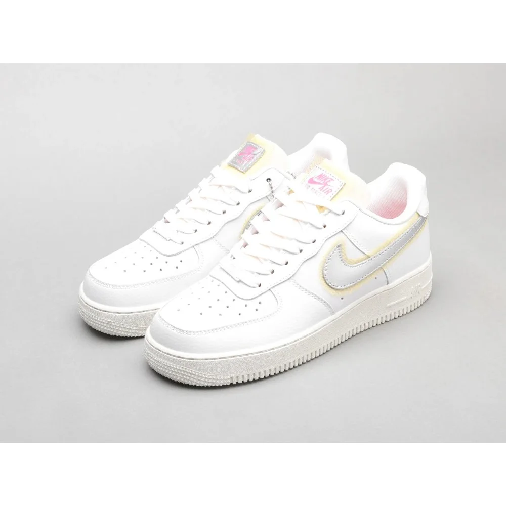 Nike Air Force 1 Triple White Sail/University Red Sneakers