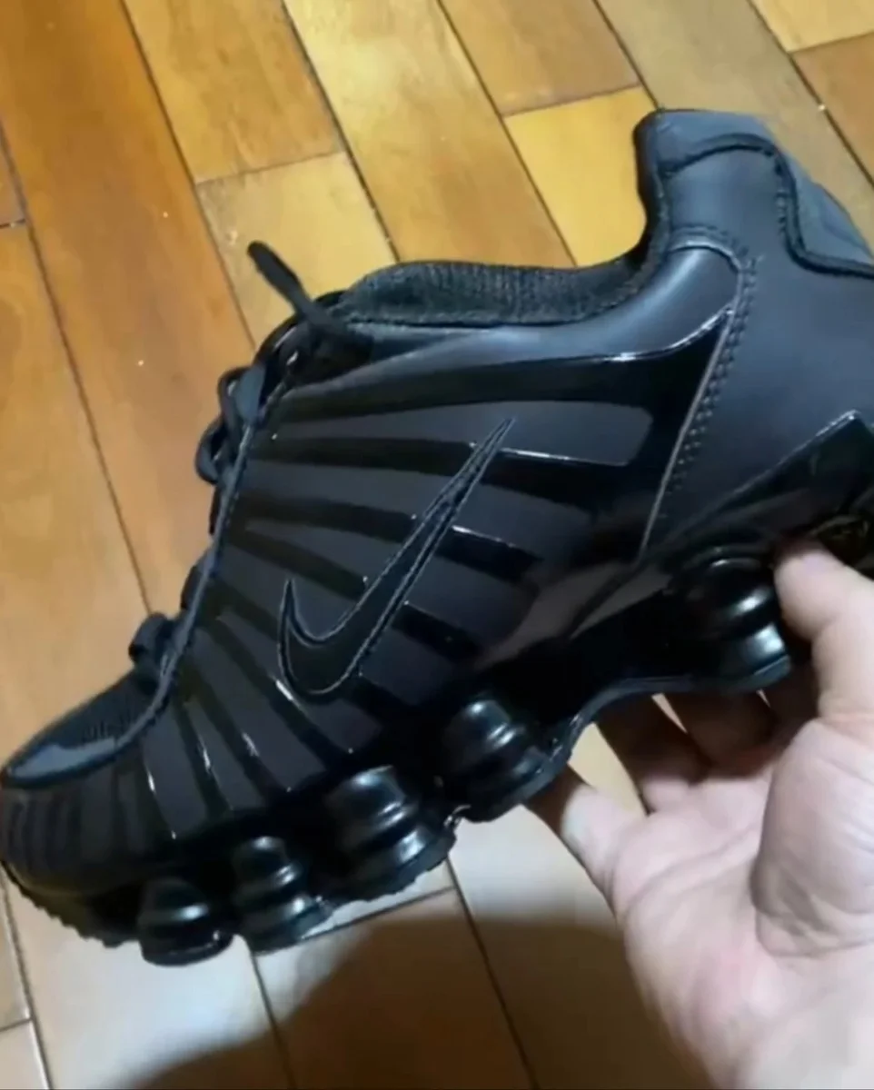 Nike Shox R4 Triple Black Sneakers
