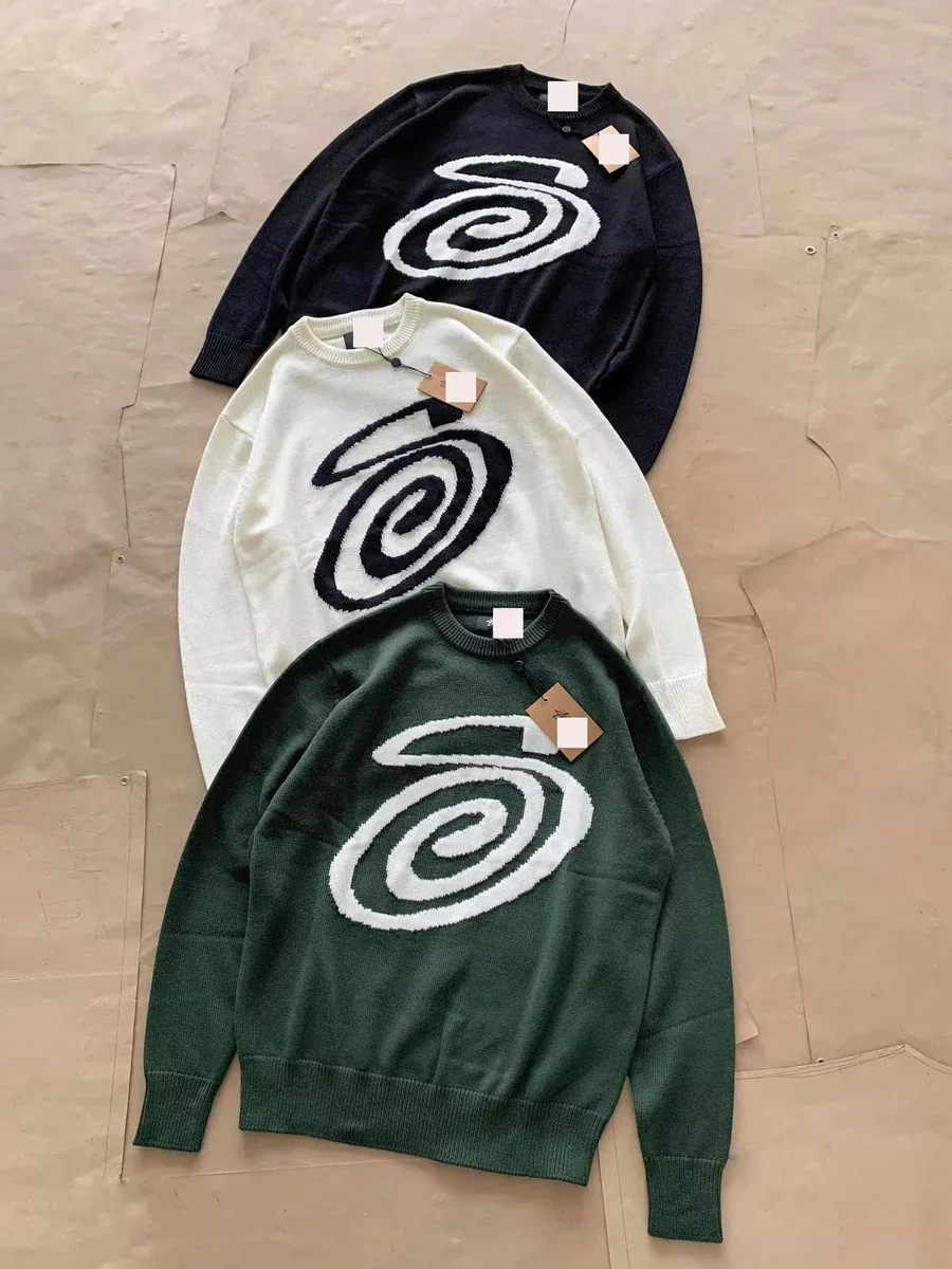 Unisex Spiral Knit Sweater in 406 Green