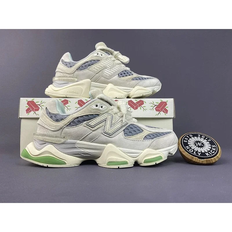 New Balance 920 Sail/University Red Sneakers