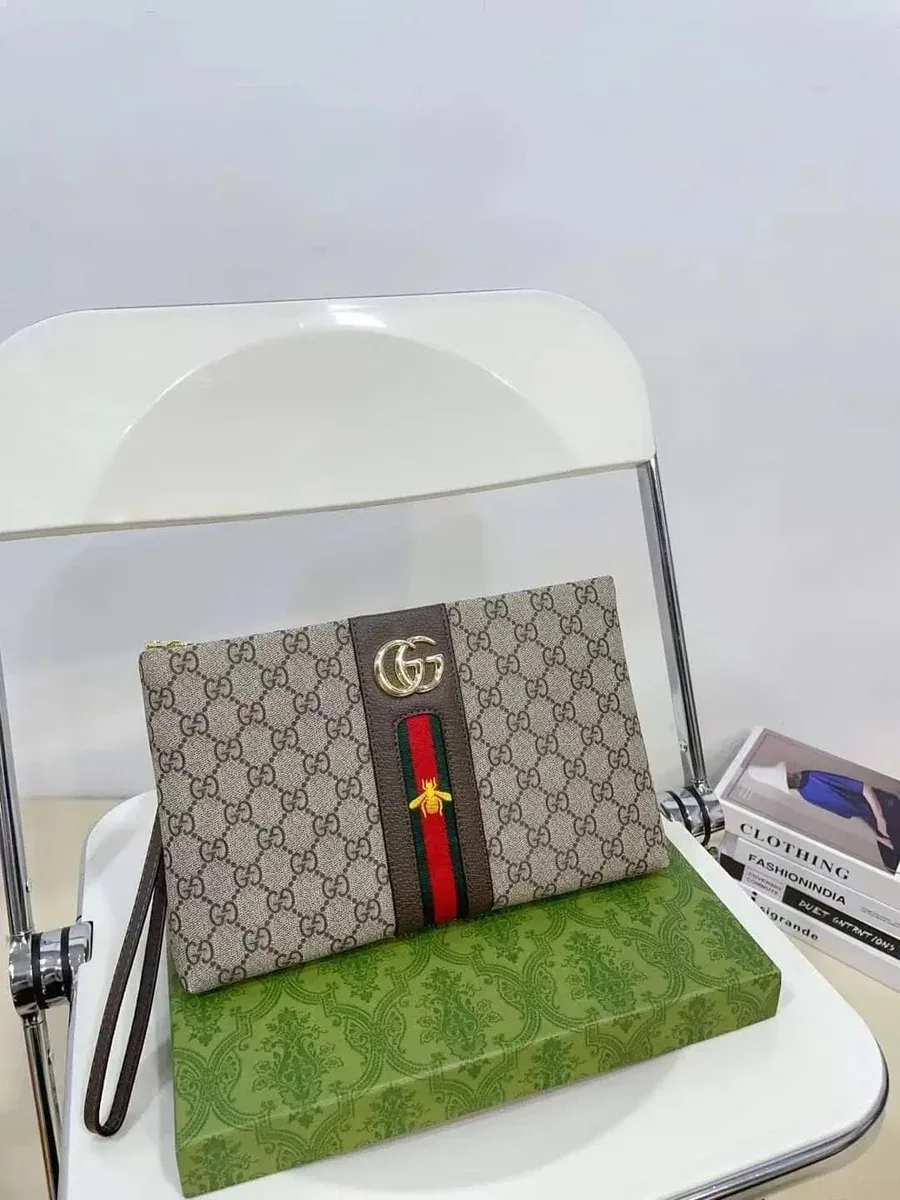 Gucci GG Supreme Bee Clutch Bag Beige