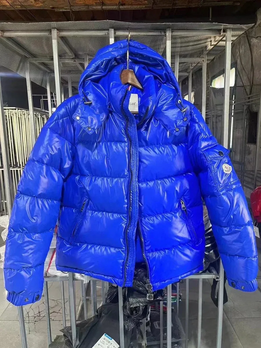 Moncler宝蓝色羽绒服