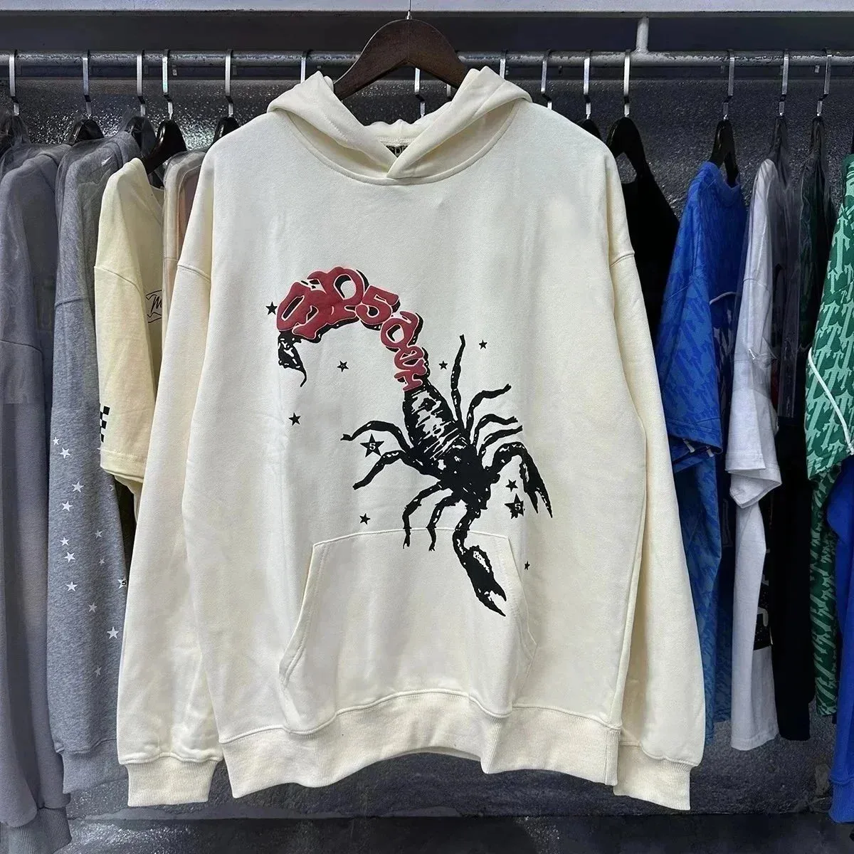 Unisex Hoodie with Scorpion Print in 8216杏色