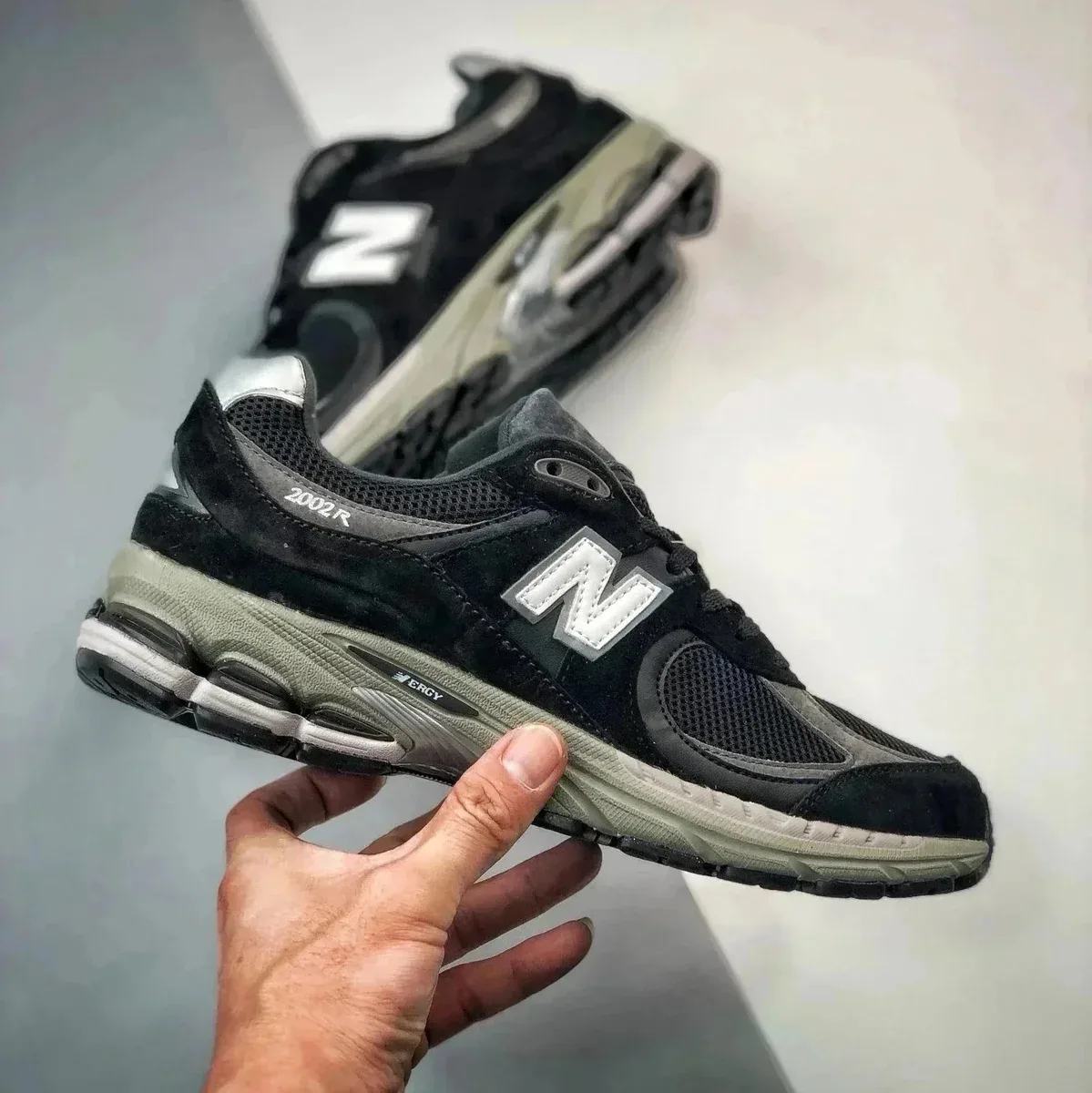 New Balance 2002R Black/Grey Sneakers