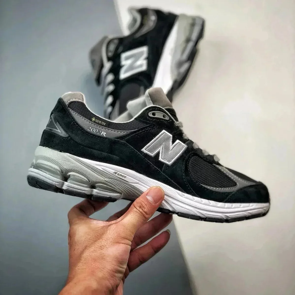 New Balance 2002R Black/White Sneakers