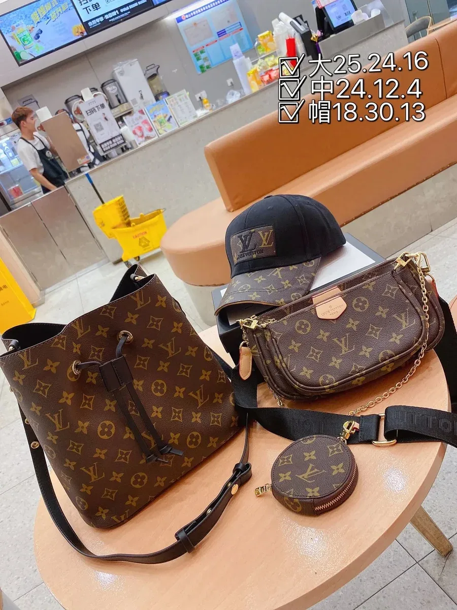 Louis Vuitton Neverfull Monogram Canvas Tote Bag