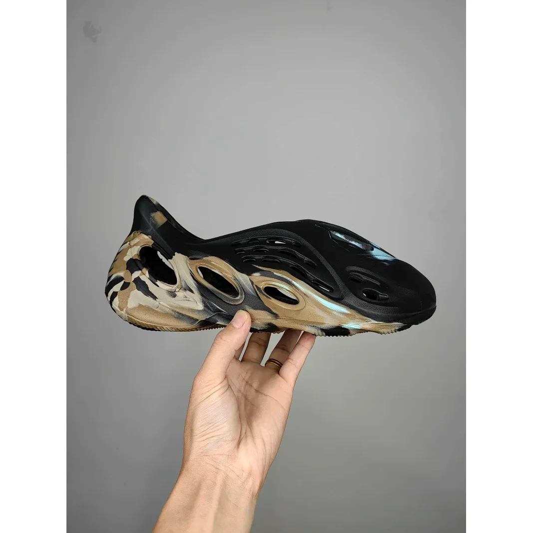 Yeezy Yeezy Boost 700 Black/Cream Sneakers