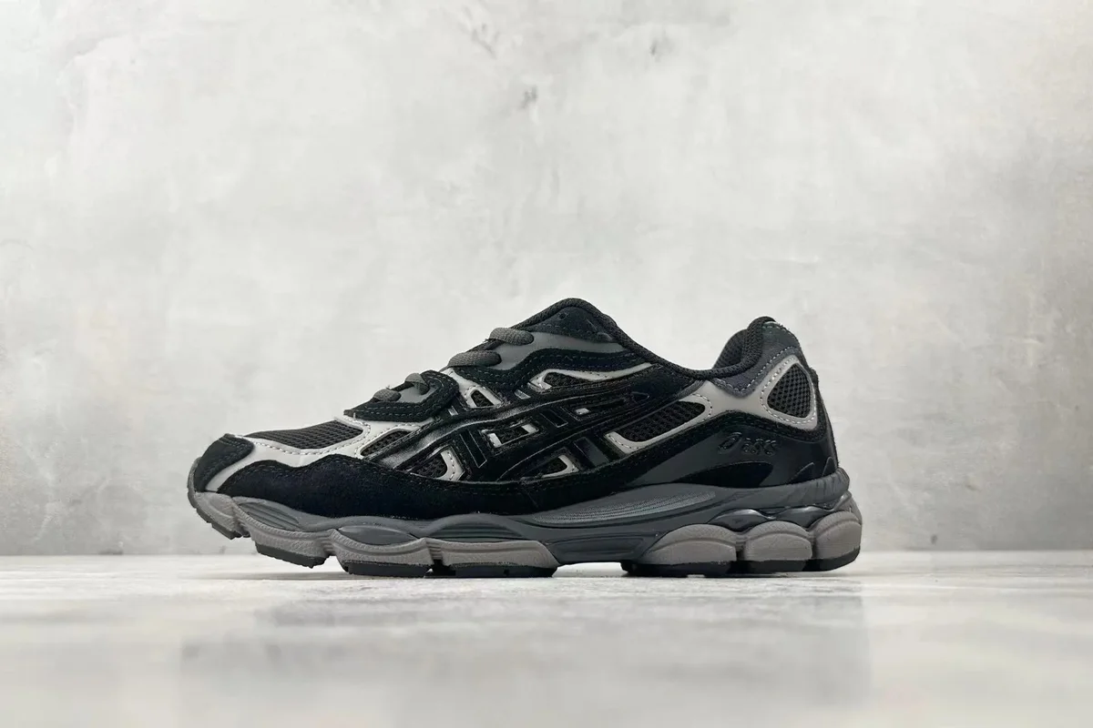 ASICS Gel-Nimbus 24 Black/Grey Sneakers