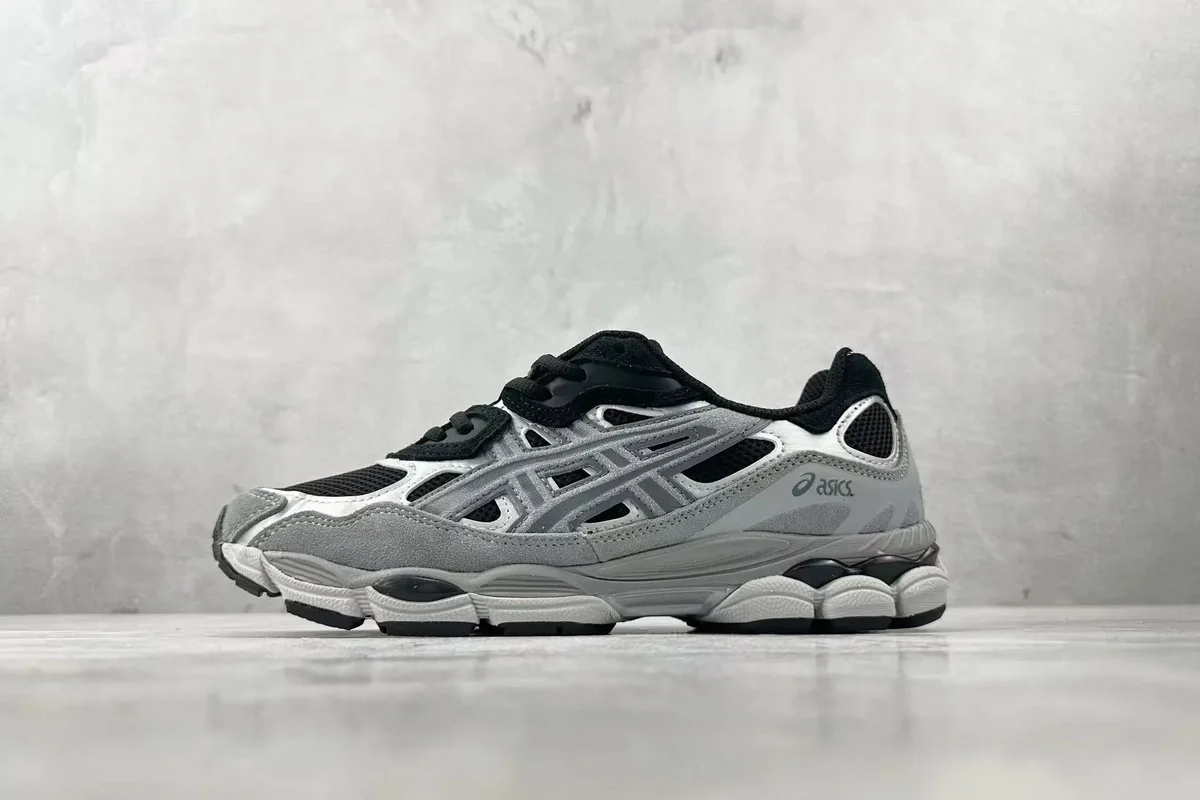 ASICS Gel-Nimbus 24 Grey/Black Sneakers