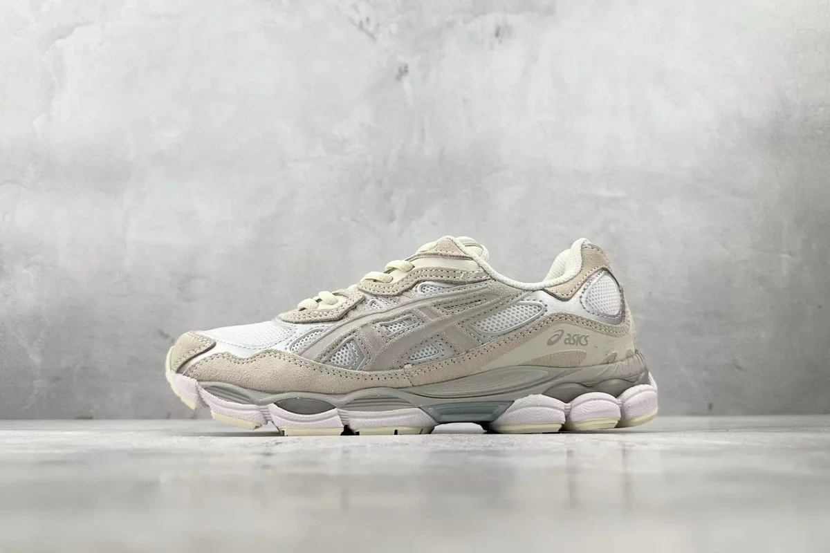 ASICS Gel-Nimbus 25 Light Beige Sneakers