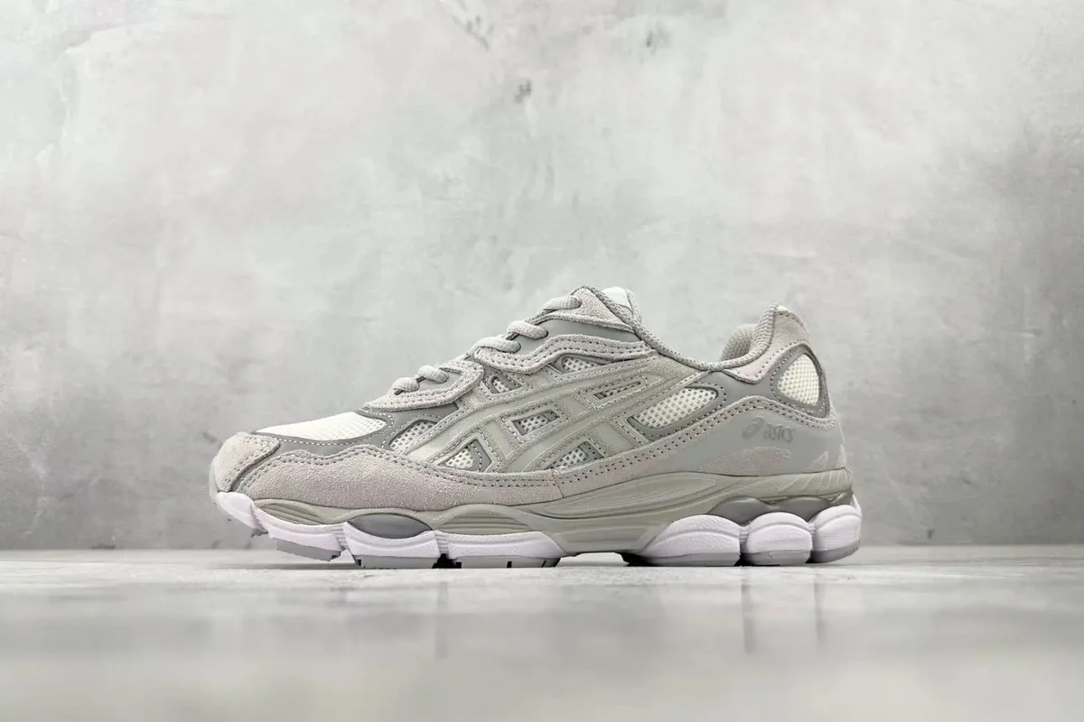 ASICS Gel-Nimbus 24 Light Grey Sneakers