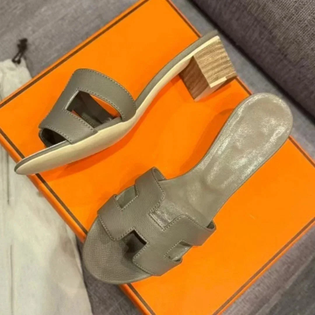 Hermès Birkin šedé kožené sandály