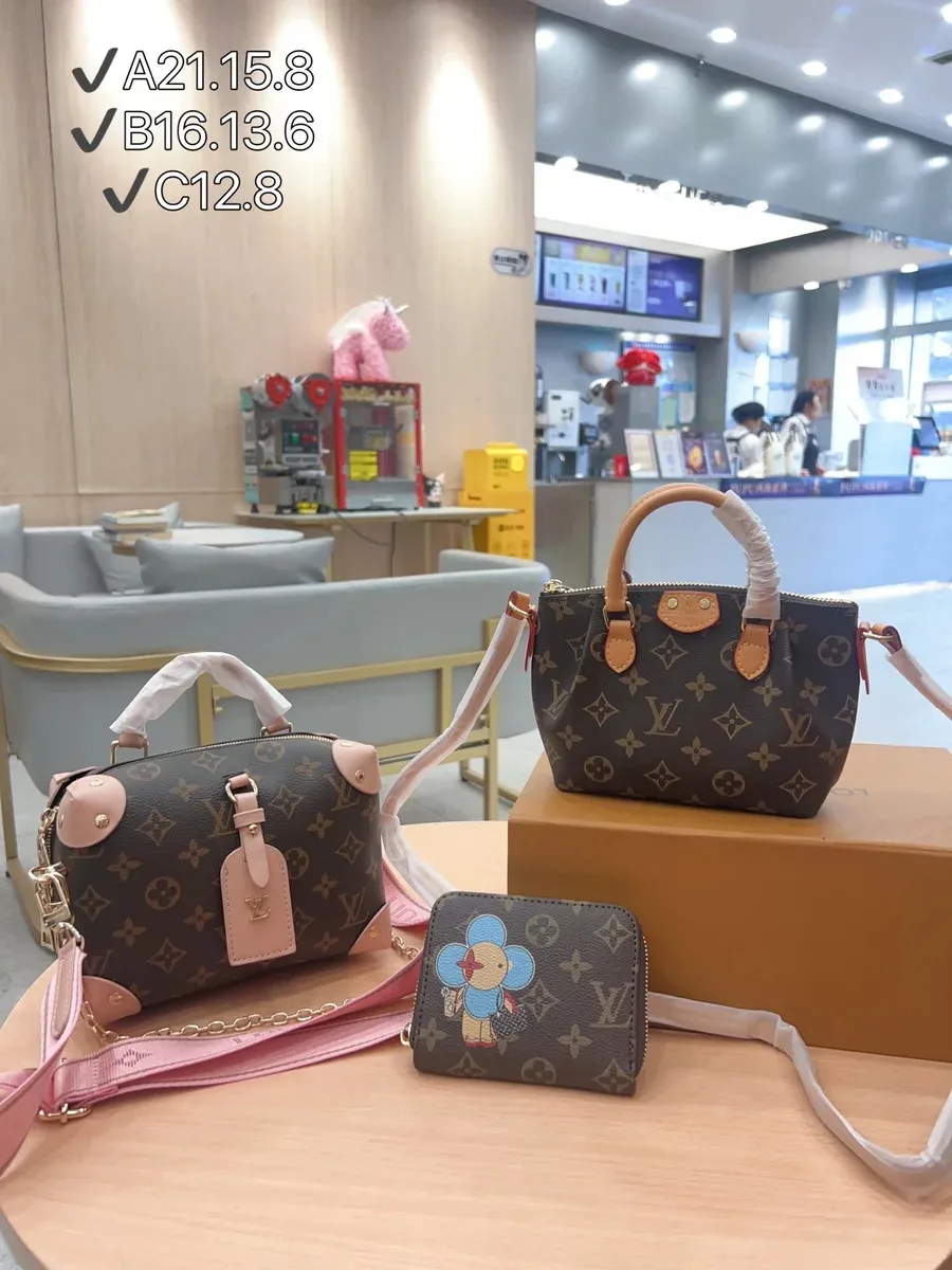Louis Vuitton Louis Vuitton Pochette Monogram Brown/Pink Handbag Brown