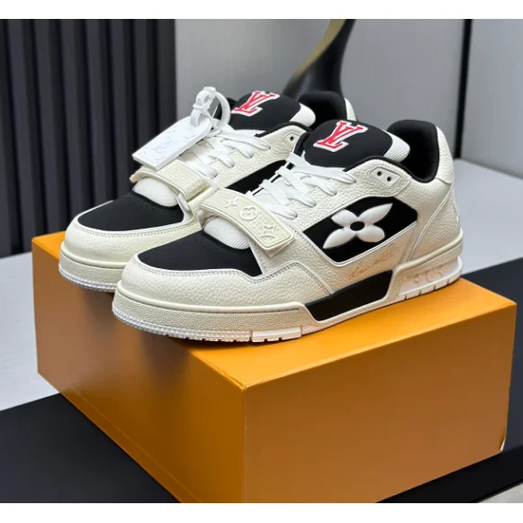 Louis Vuitton Louis Vuitton LV Trainer Cream/Black Sneakers Cream