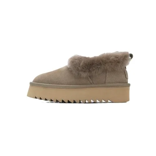 UGG Klassische kurze Plateaustiefel aus Schaffell