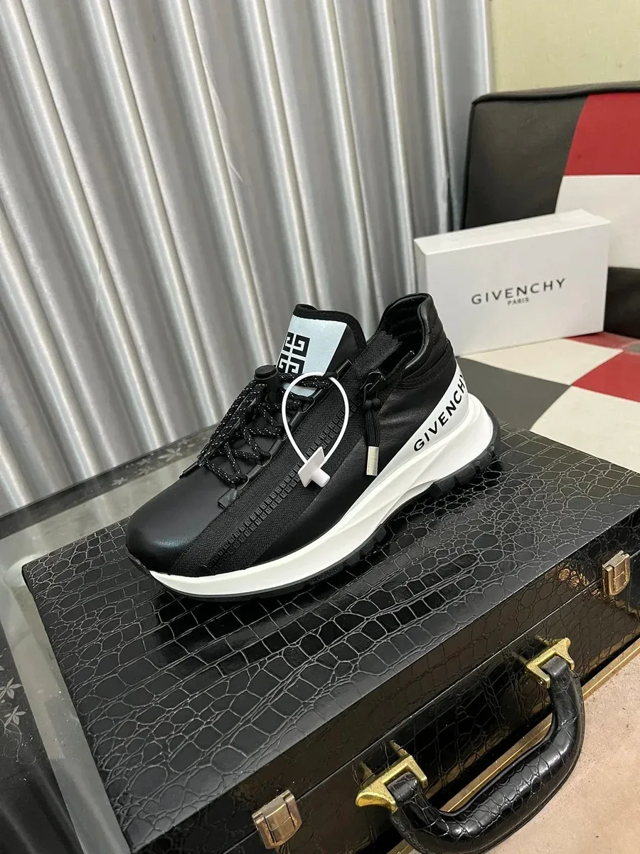 Givenchy Givenchy Black & White Sneakers Black