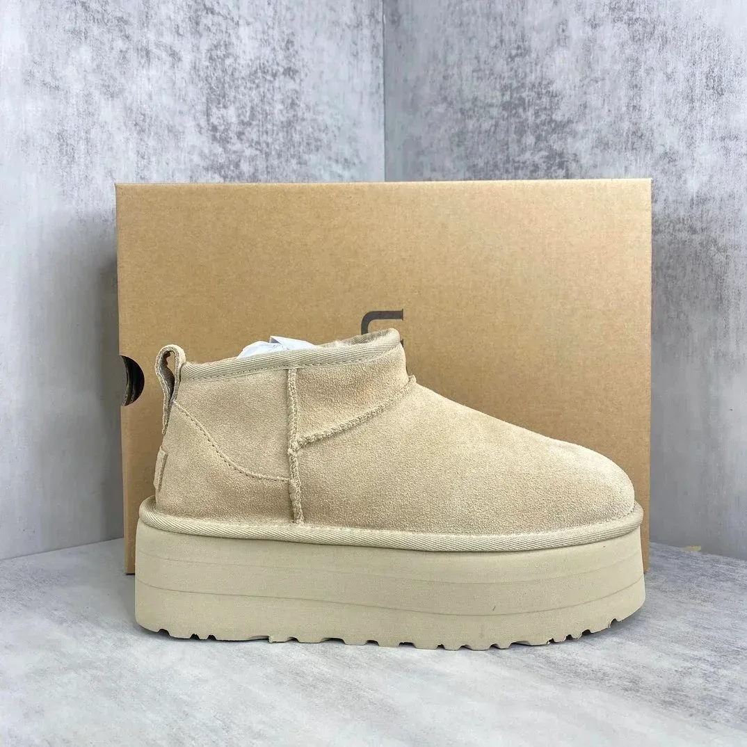 UGG UGG Classic Short Beige Platform Boot Beige