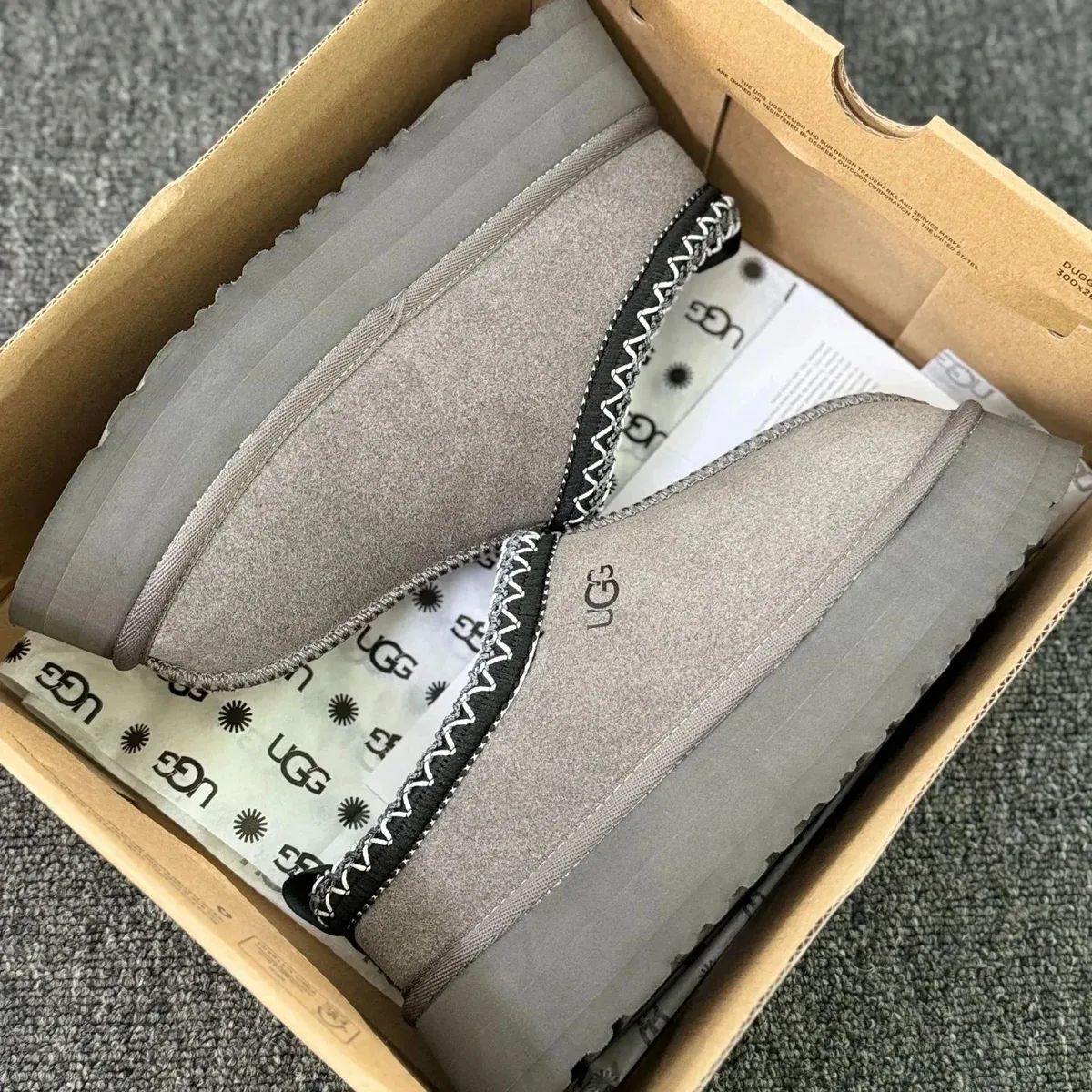 UGG UGG Classic Short Charcoal Grey Thick Sole Snow Boots Grey