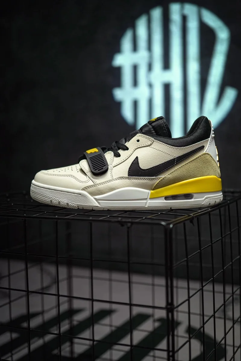 Nike Nike Air More Uptempo Beige/Black/Yellow Sneakers Beige