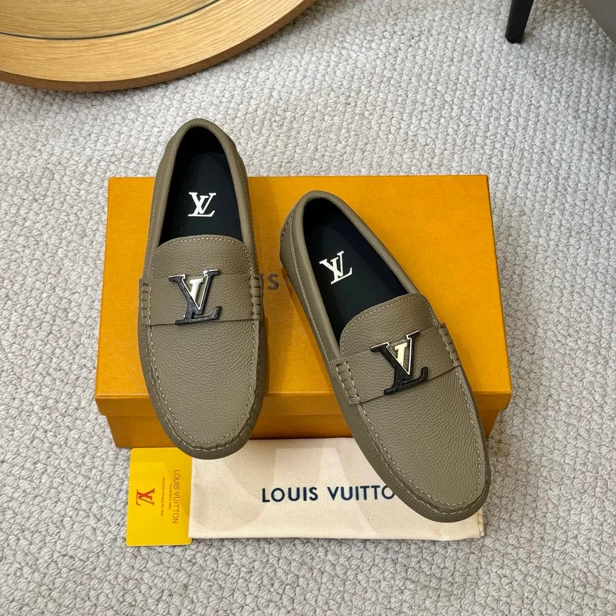 Louis Vuitton Tabi Slipper Schuhe aus taupefarbenem Leder