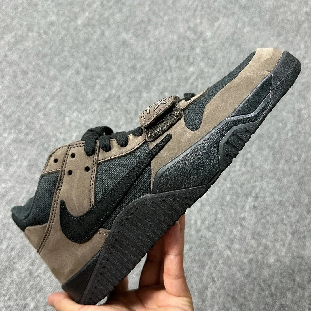 Nike Nike Yeezy Air Yeezy Tan/Black Sneaker Brown