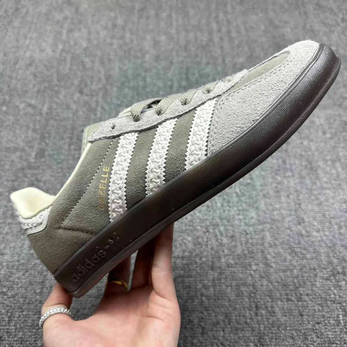 Adidas Adidas Gazelle Olive Grey/White Sneakers Grey