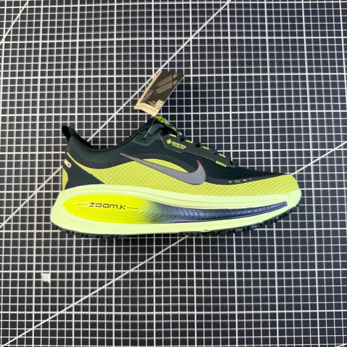 Nike Nike Zoom Vomero 18 Volt/Black Running Sneakers Yellow
