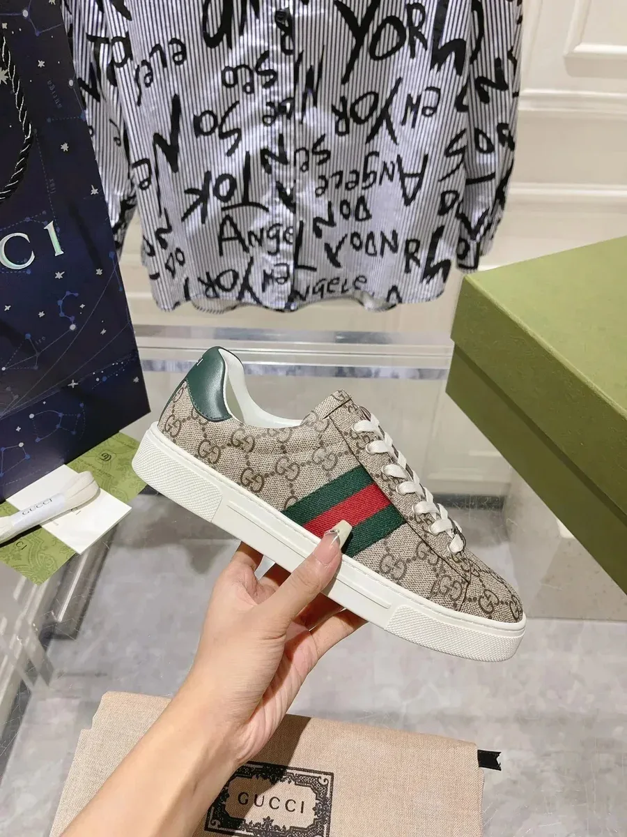 Gucci Gucci Ace Beige with Green-Red Stripe Sneakers Beige