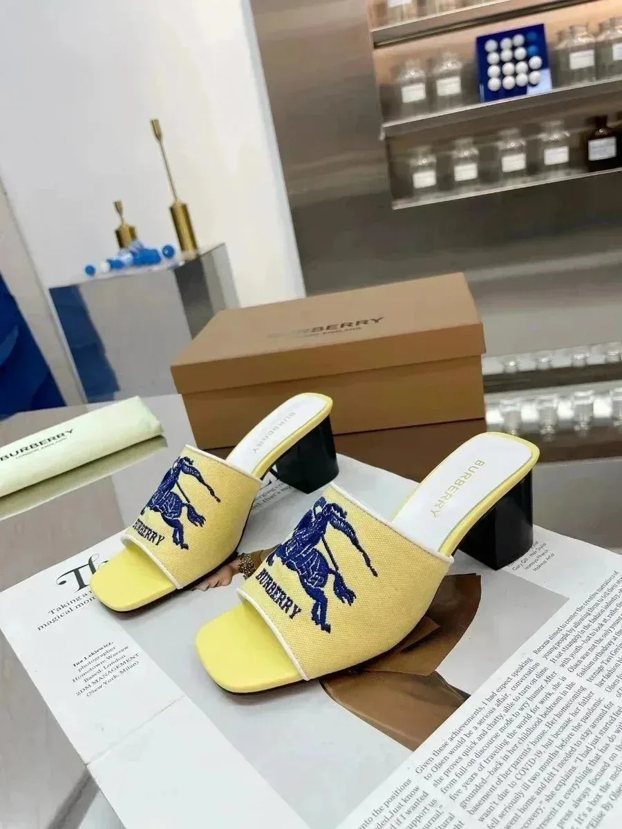 Burberry Burberry Yellow Equestrian Knight Heels Yellow - 1