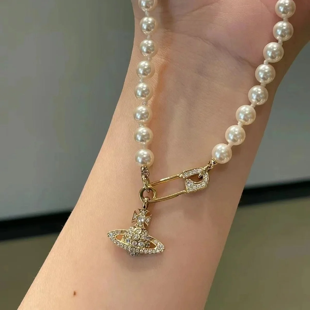 Vivienne Westwood Vivienne Westwood Orb Pearl Safety Pin Necklace Gold Gold - 1