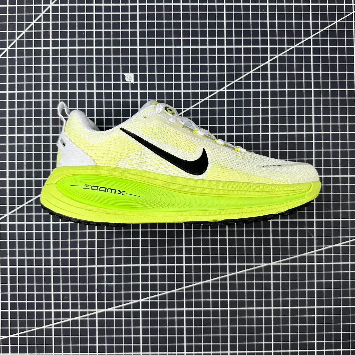 Nike Nike Invincible Run Volt/White Running Sneakers Yellow