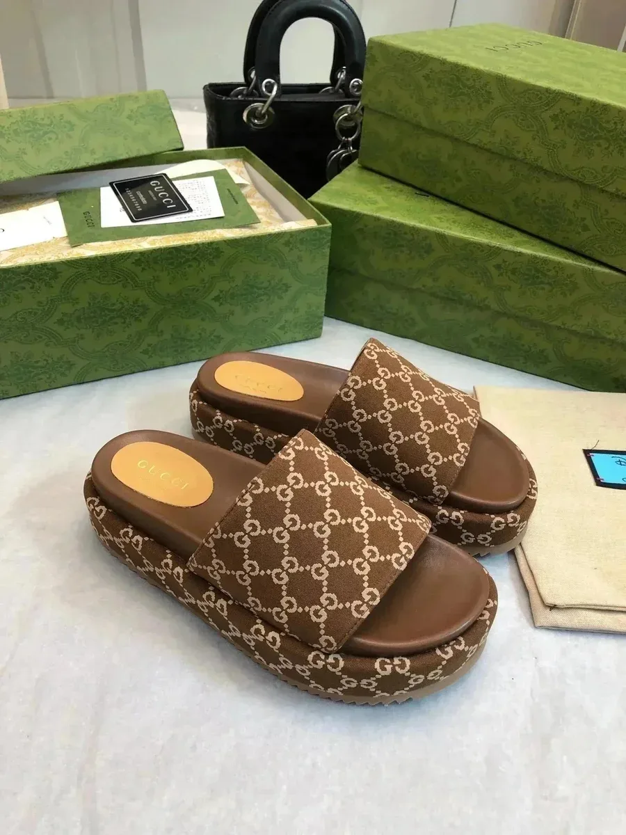 Gucci Gucci GG Supreme Brown/Beige Monogram Slides Brown
