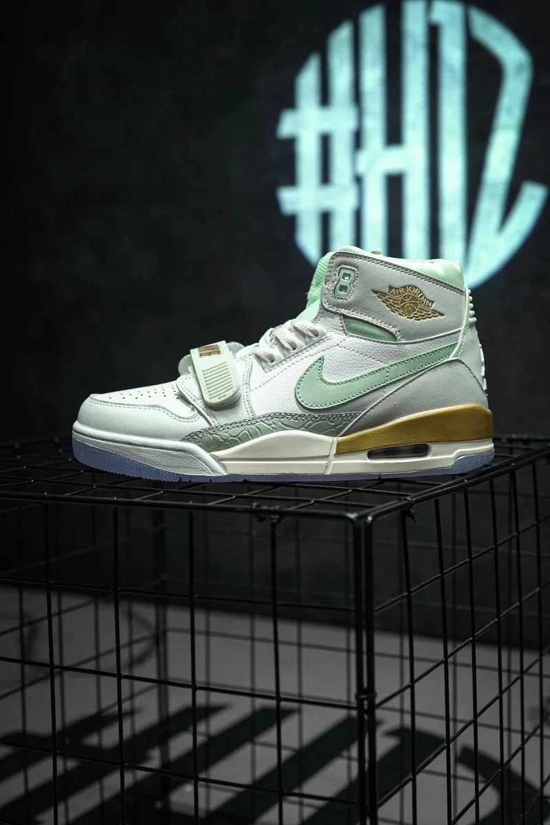 Jordan Jordan Air Jordan 8 Mint/White/Gold Sneaker White