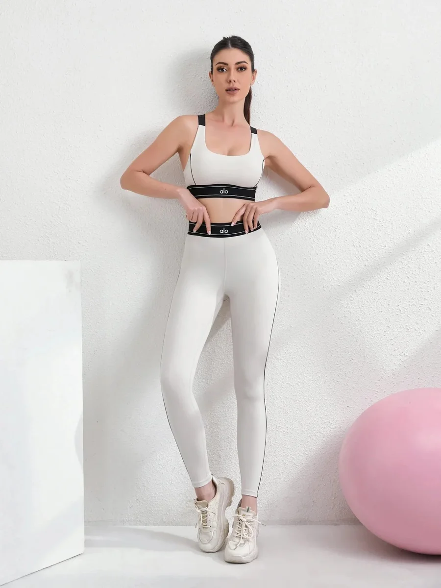 Alo Yoga Alo White & Black Sports Set White - 1