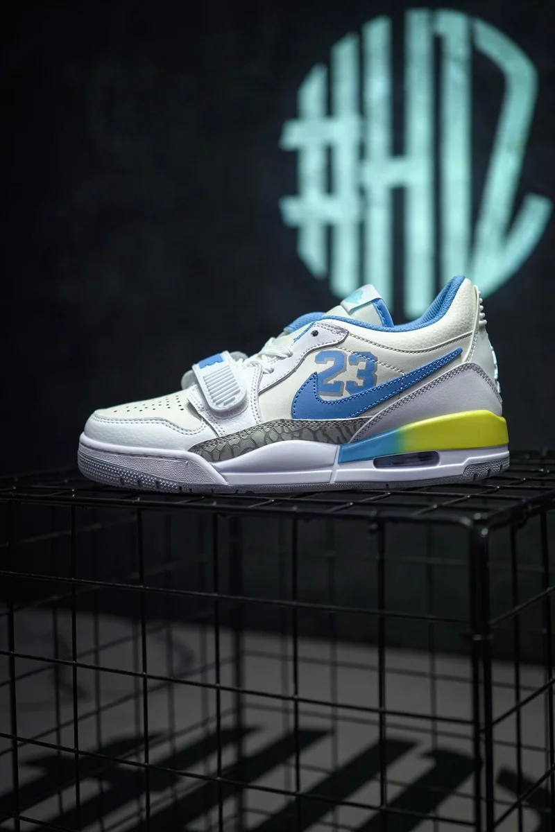 Nike Nike Air Jordan 18 White/Blue/Yellow Sneakers White
