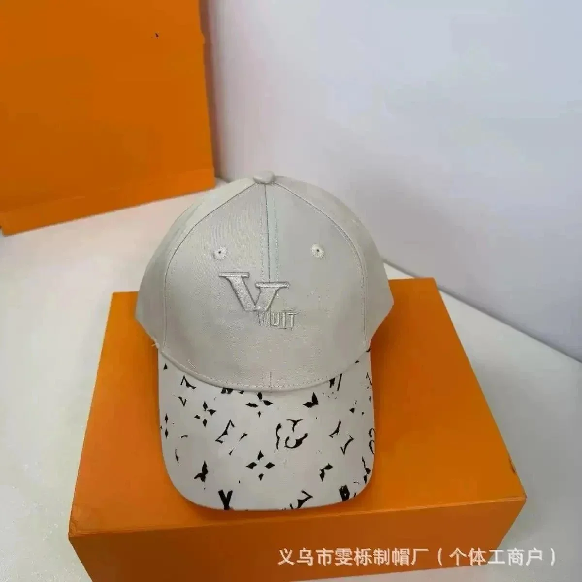 Louis Vuitton Louis Vuitton Monogram Grey/Black Cap Grey